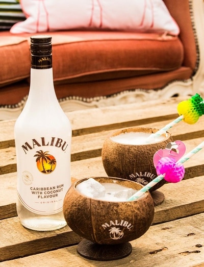 Malibu in kokosnoten geserveerd